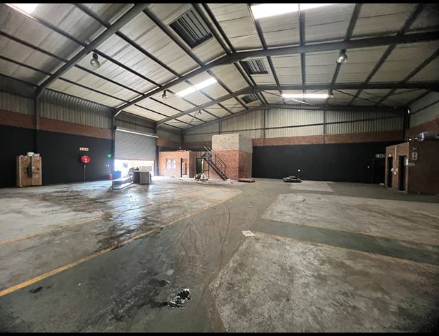 1,300M² WAREHOUSE TO LET IN ALRODE SOUTH